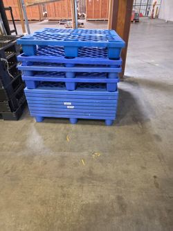 Stackable pallets