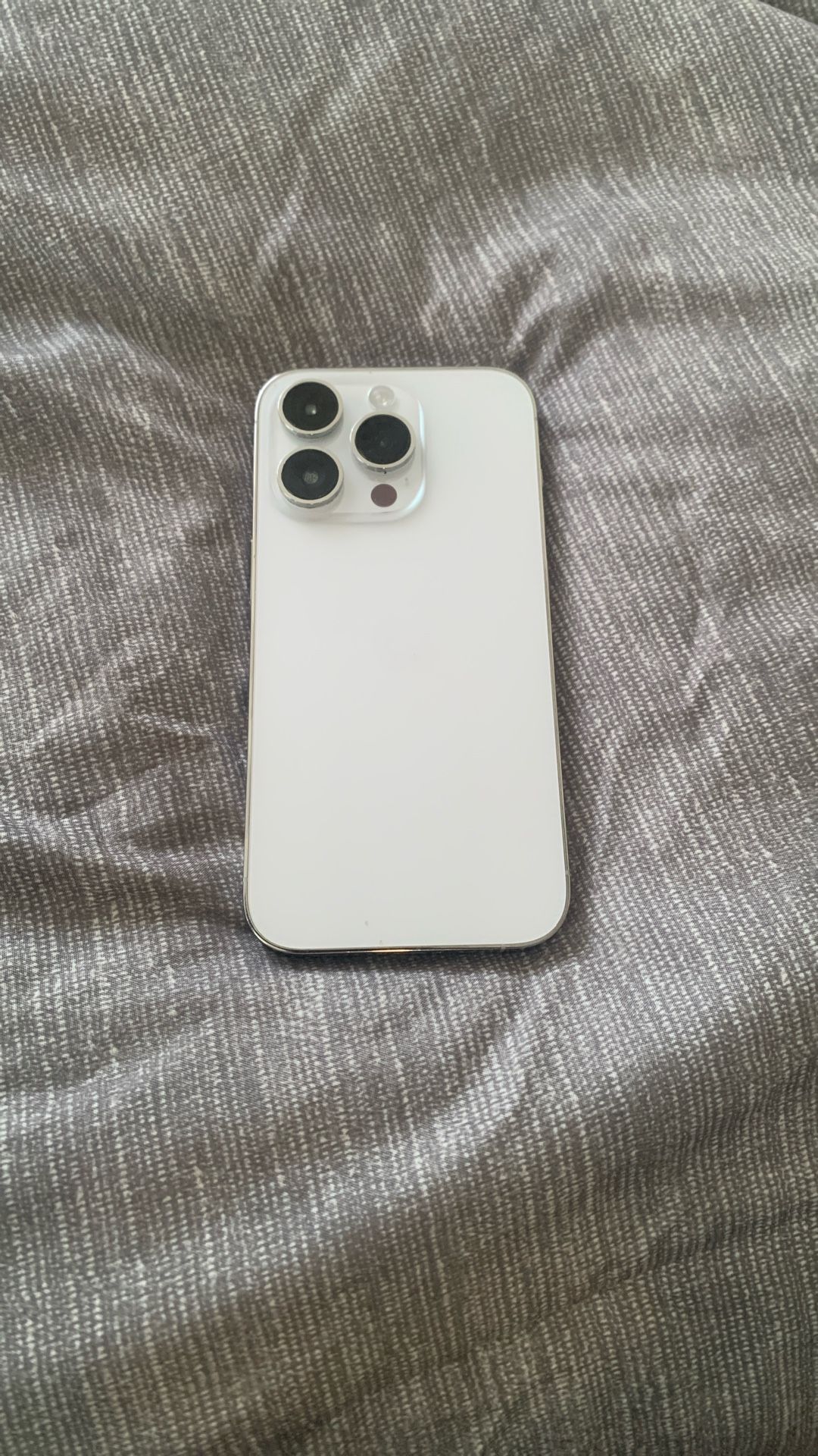 White IPhone 14 Pro