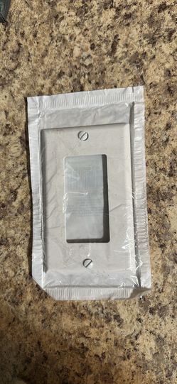 Switch Cover White Leviton. Rocker Nylon Midway/Midsize Wall Plate (1-Pack) PJ26-W