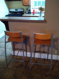 2 bar stools