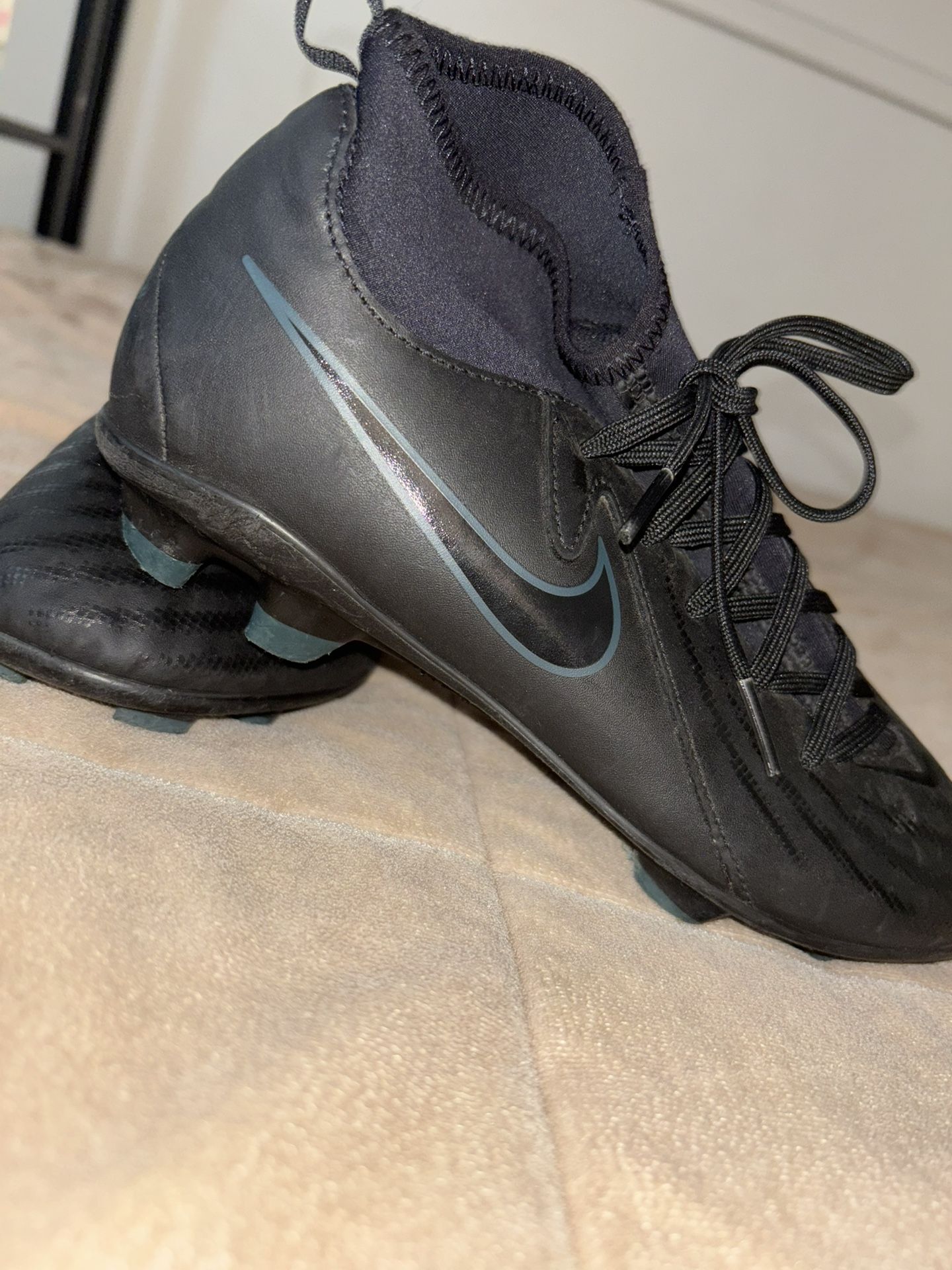 Estas son unas botas de fútbol Nike Phantom Luna 2 Club FG/MG.