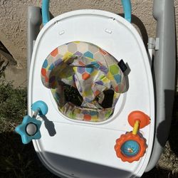 Carriola para niña o niño en súper buenas condiciones la puede mirar y está en buenas condiciones $10