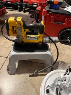 DeWalt 20V MAX Cordless Grease Gun