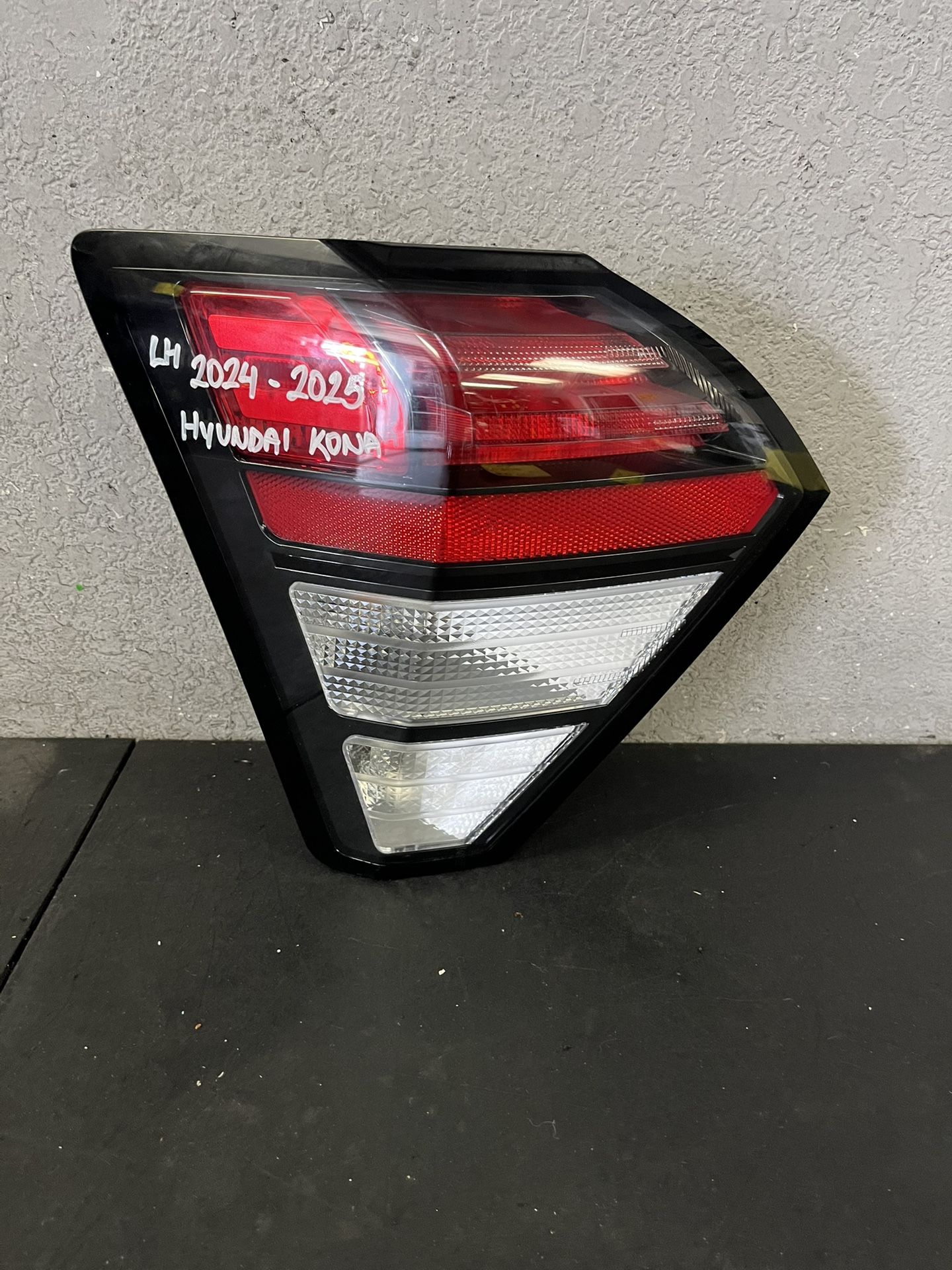 2024-2025 HYUNDAI KONA LEFT TAIL LIGHT OEM USED