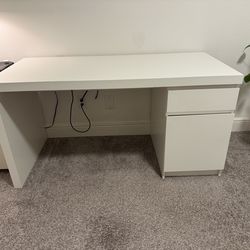 White desk with drawers