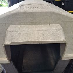 Large Petmate  Dog House
