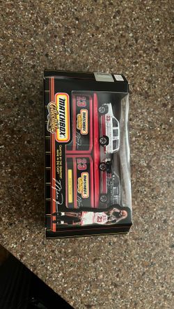 Michael Jordan 1999 matchbox SUV/ Bulls set. New in Box