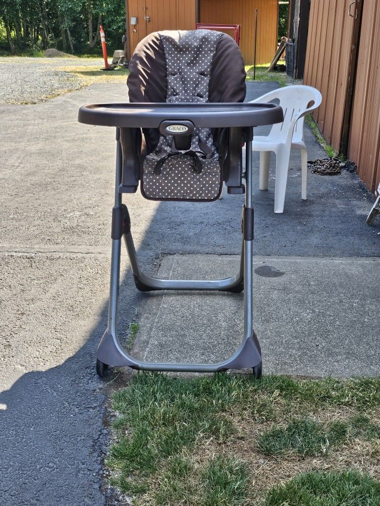 Graco Highchair. Brown. Slightly Used. Good Condition.Has Straps.