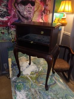 THE BOMBAY COMPANY QUENN ANNE- STYLE SIDE TABLE/ TELEPHONE STAND