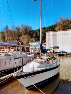 84 US Yachts Sailboat. 25' w/OB