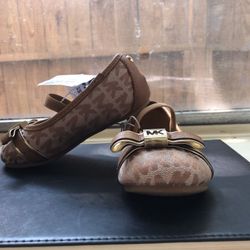 Size 7 Michael Kors flats