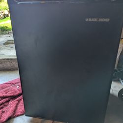 Black & Decker Mini Fridge/ Model BCFA27 BCFA27B