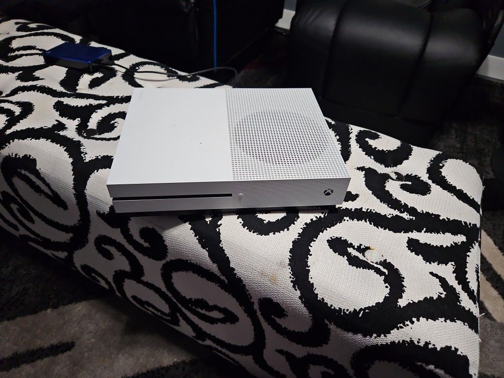 Xbox One S (white)