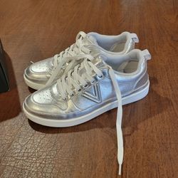 Vionic Women's Elise Sneakers New with original box Silver Size US 7.5,  
EUR 38 Wide.
New, with original box. Please see the photos.
Weight 1lb 13oz 