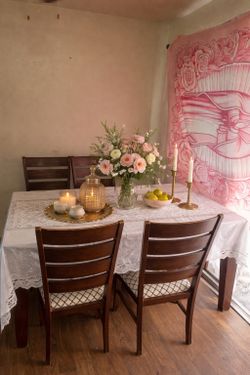Table with 4 chairs expands longer