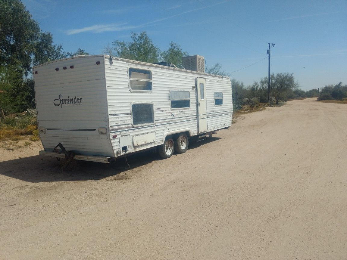 1998 sprinter Keystone travel trailer Tag az 312967 for Sale in Cave