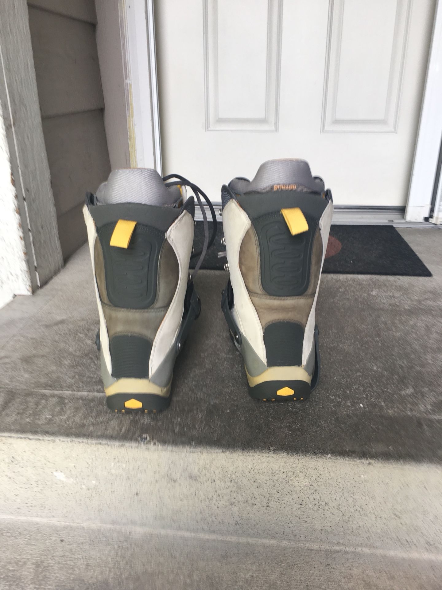 Killer loop snowboard with step in bindings (156cm) with Killer loop snowboard with step in bindings (156cm) with