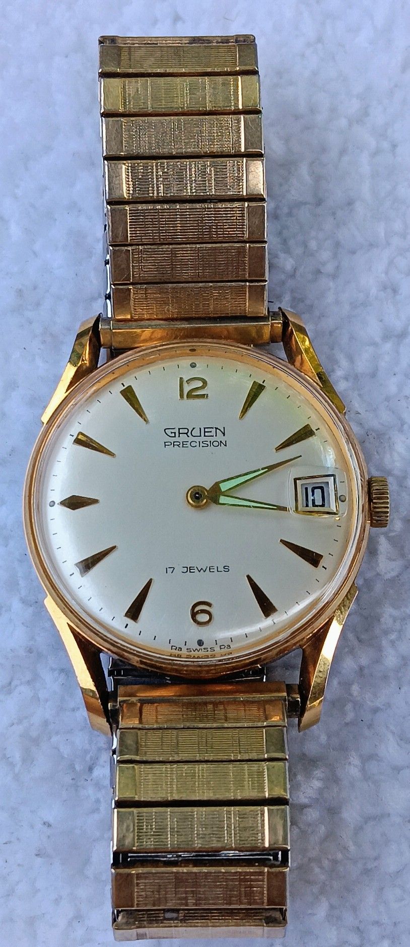 Vintage Gruen manual-winding watch with 17 jewels.
In perfect condition.
It looks like a gold watch.