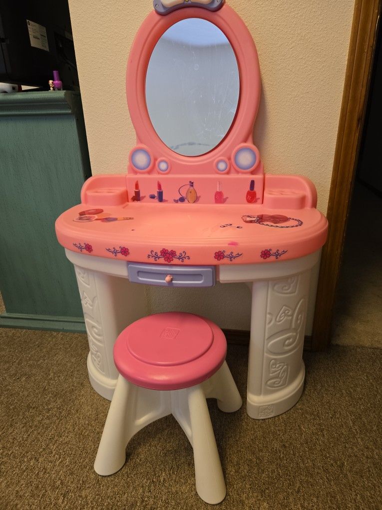 Step 2 Girls Makeup/jewelry Vanity Kit