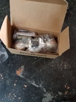 New in box. Nuevo en su caja. doors handles passage. I have 16 handles passage and one privacy. Tengo 16 de cuarto regular y una de privado