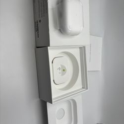 Like new AirPods Pro’s 2ed generation  Rarely used  1 year old  ++++++Spanish++++ Auriculares AirPods Pro de segunda generación, como nuevos. Poco uso