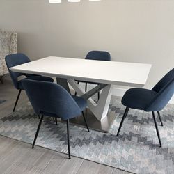 Selling dining room Table and Chairs