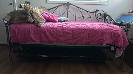 Day bed with Trundle