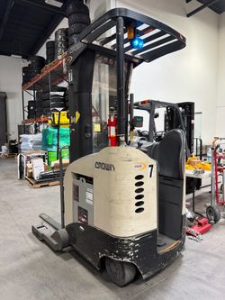 Crown RR 5200 Reach Truck Forklift – 3,500 lb Capacity – Side Shift