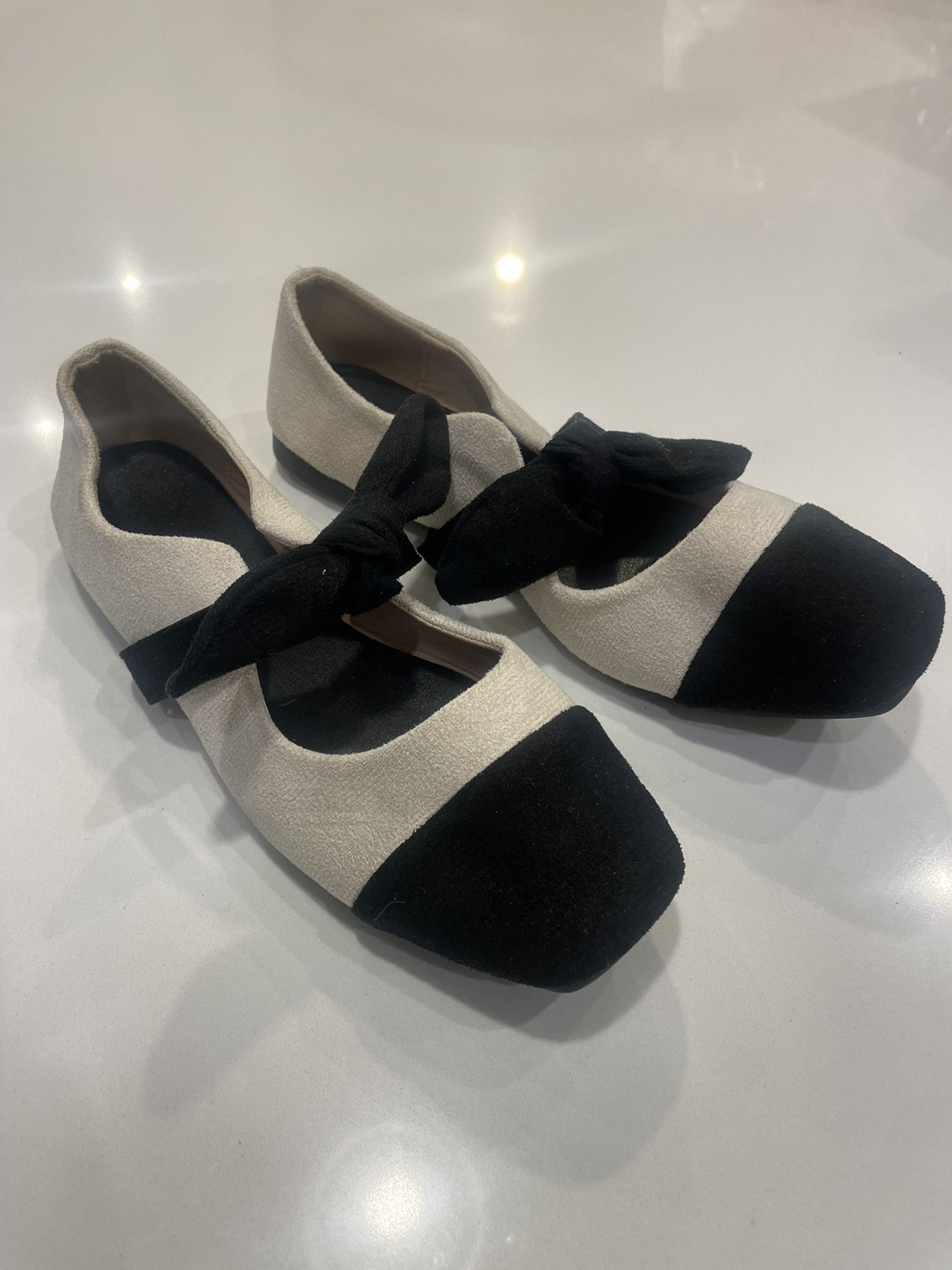 Women’s Black And White Ballet Flat With Bow tie Size 39/8 US