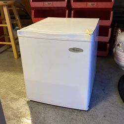 Mini refrigerator 2.7 cu ft