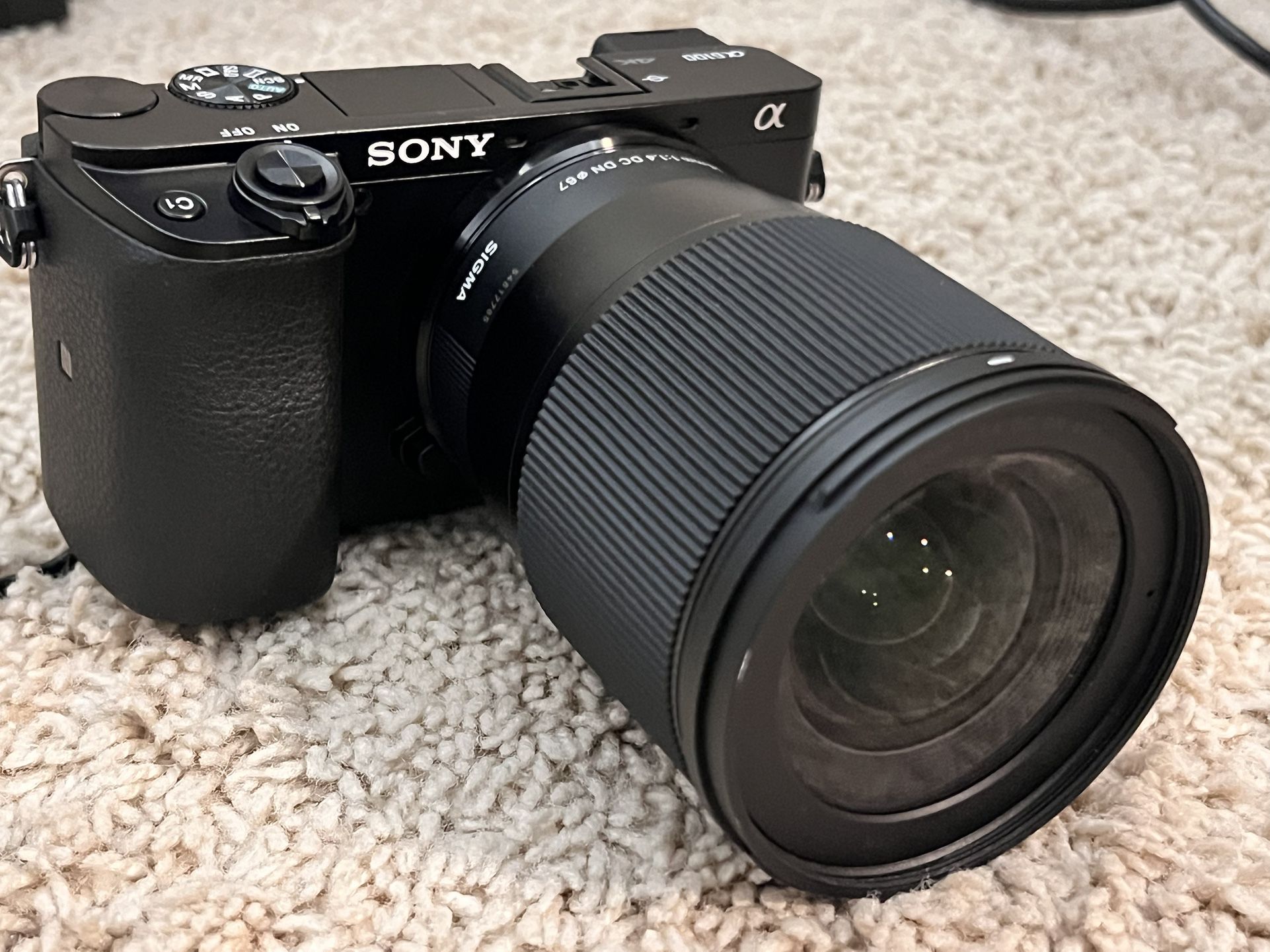 Sony α6100 + Sigma 16mm F1.4 (Black)