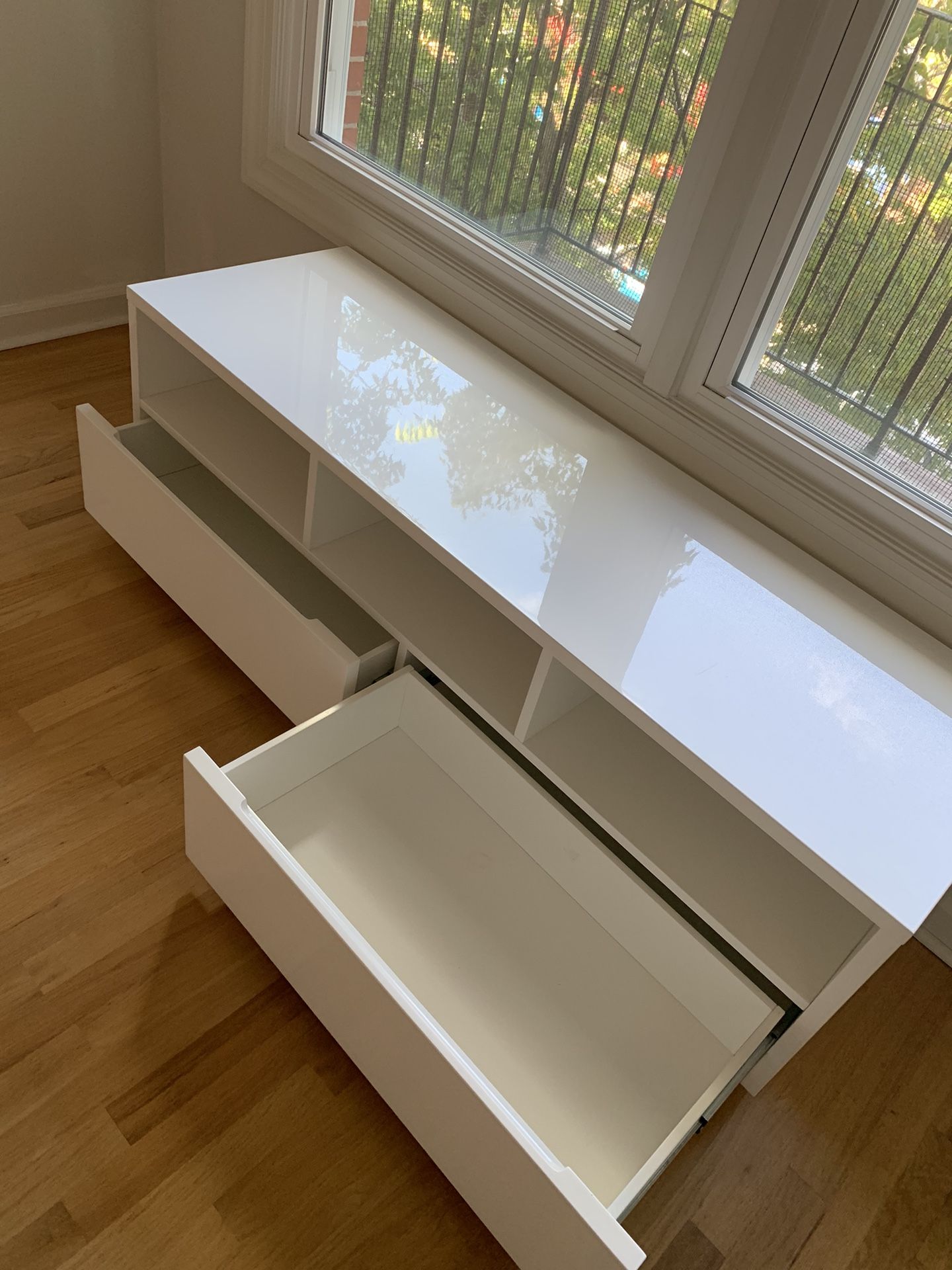 Cb2 High Gloss TV Console Dresser Tv Stand Media Center Entree Table