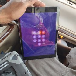 Ipad An Reader/Writer Case iPad Has Lock On It