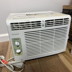 Frigidaire 5,000 BTU Window AC – Works Great – Clean