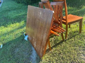 Curb Alert Free table and 3 chairs