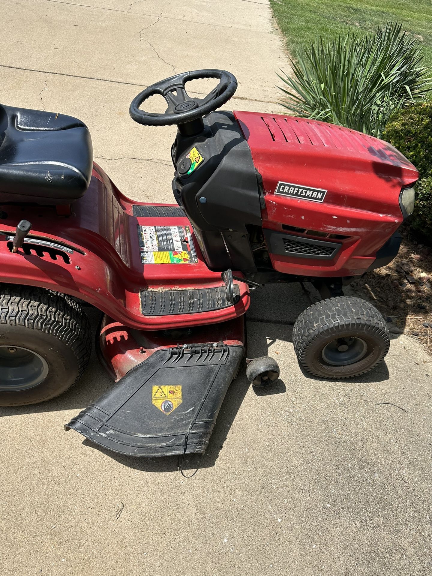 Craftsman Riding Lawn Mower T1400 Tractor for Sale in Sugar Grove, IL