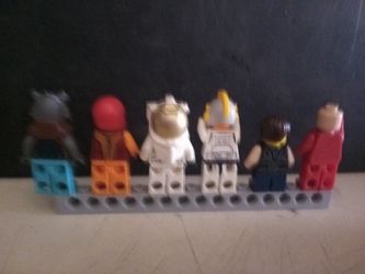 9 Lego People