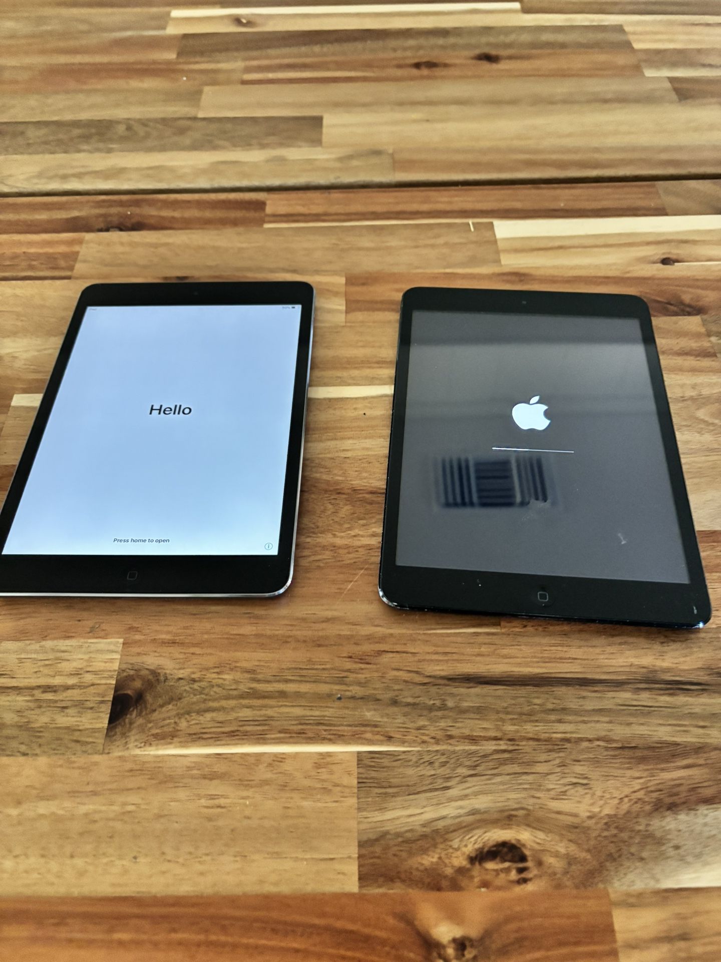 2 iPad Minis