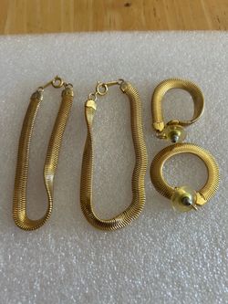 Bracelet and earring set