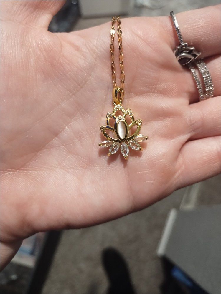 Beautiful Flower Pendant. Silver With Gold Tone