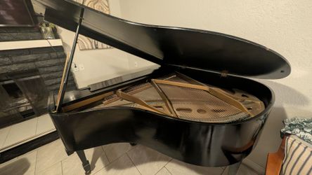 Baby grand piano FREE