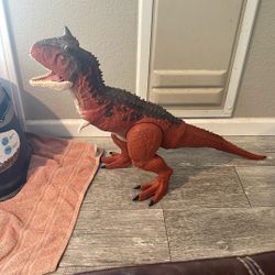 Jurassic World Colossal Carnotaurus Toro Dinosaur Action Figure 42" long 20" tal