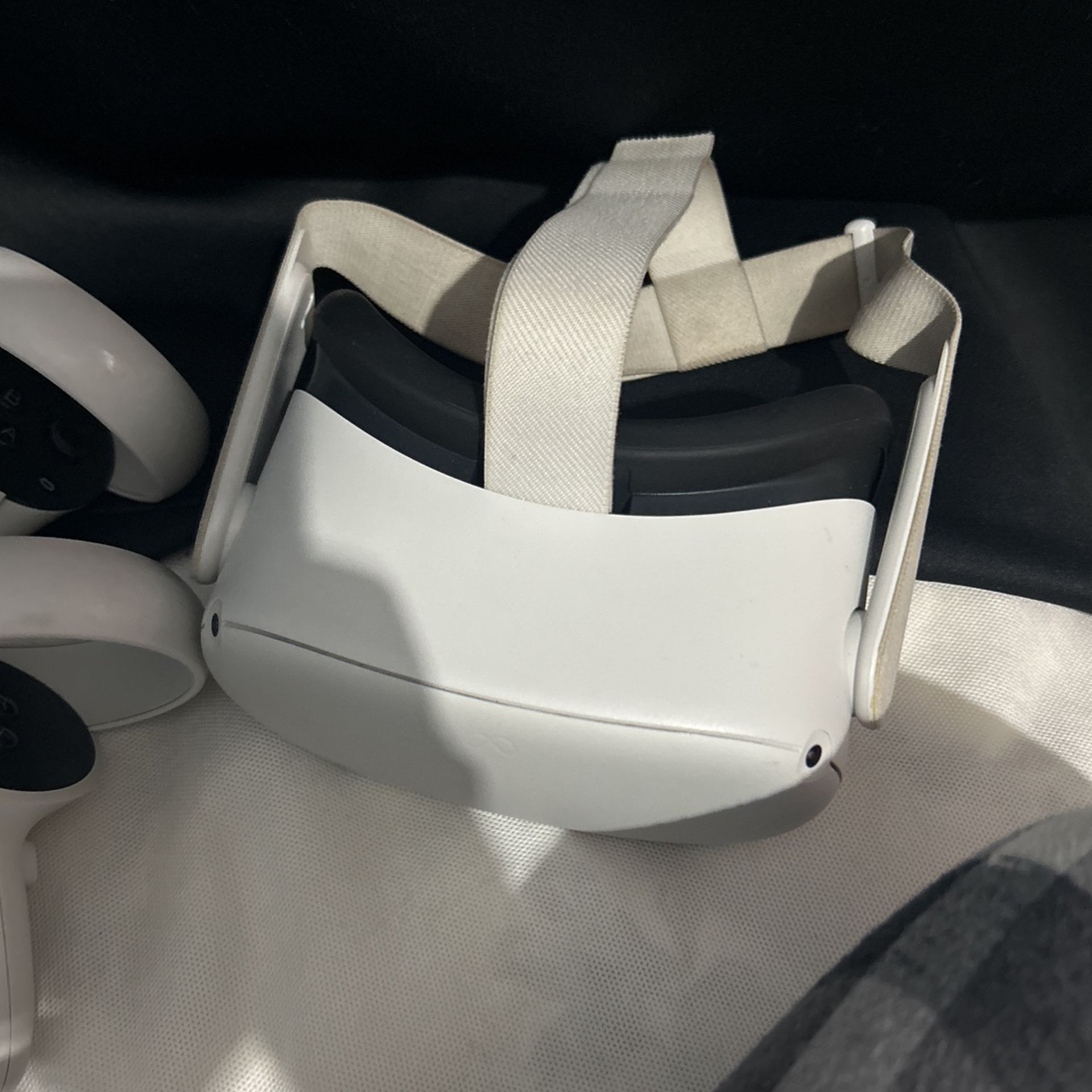 Used oculus Quest 2 ($120 Or  Trade For Anything But It Has To Have Value) 