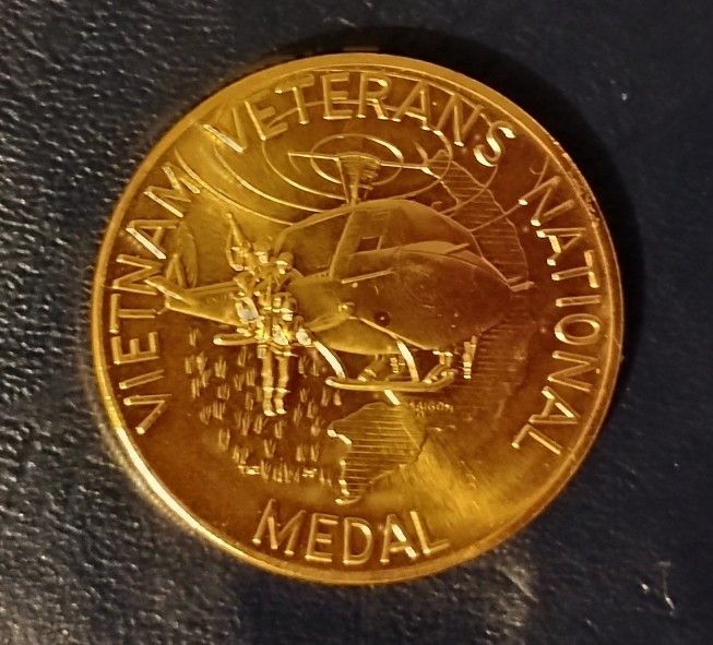 Vietnam Veterans National Medal 1984 By Act of Congress Helicopter Medallion Coun