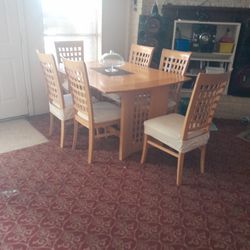 Dinner Table  With With 6 Chairs And Extension Fot The Tabke  