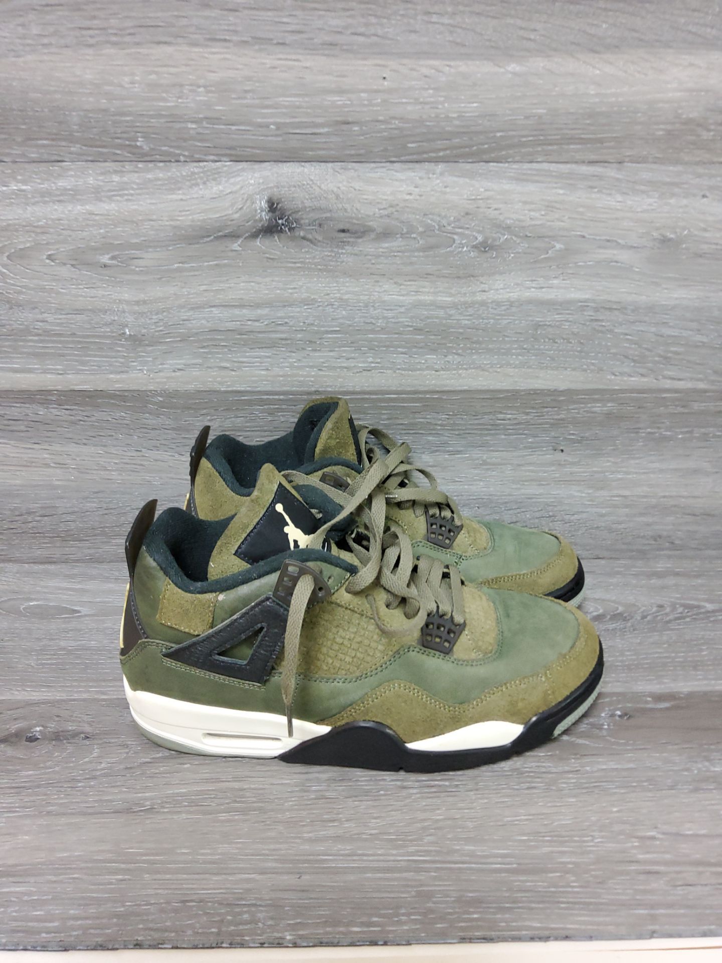 Men's size 9.5 Nike Air Jordan 4 Retro se carft olive Suede Sneaker fb9927-200