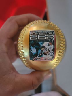 Ichiro 262 All-Time Season Hits Record Commemorative Gold Baseball