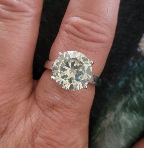 Beautiful 6.0 Ct Vvs1 Off White Light Green Moissanite Diamond .925 Silver Ring

Size: 7

