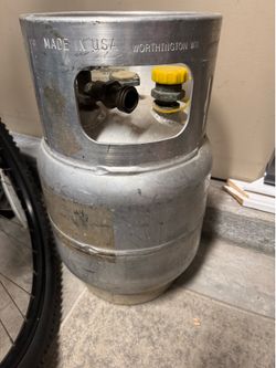 17.6 Lb Propane Tanks. Aluminum With Gas Meter And Without. Ready For Use. Good Date. All Work Like It Should.