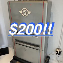 $200!! 1950s VINTAGE CANDY or cigarette machine.